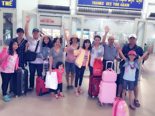 
Những hành khách đầu tiên trên chuyến tàu TN 1 đi qua cầu Ghềnh mới vui mừng tại ga đến Sài Gòn. Ảnh: Quang Văn
