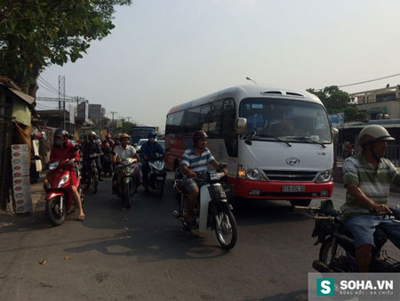 Các phương tiện lưu thông cực kì khó khăn qua đoạn đường này