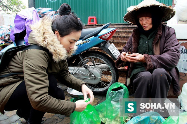 
Cụ Nguyễn Thị Đà (83 tuổi) ngồi co ro trong cái rét xuống dưới 7 độ C của mùa đông Hà Nội

