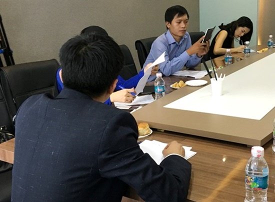 Những bức ảnh của Hạ Vi tại một buổi họp của công ty doanh nhân Quốc Cường.