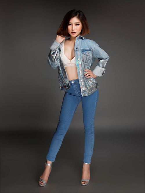 
Ca sĩ với hình ảnh nóng bỏng và cá tính trong set đồ jean, áo bra lưới, áo khoác denim phối ánh kim.
