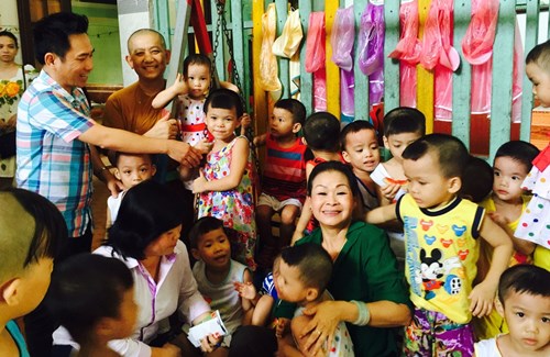 Ca sĩ Khánh Ly trong những lần đến thăm trẻ em có hoàn cảnh khó khăn tại TP.HCM - Ảnh: Ca sĩ Quang Thành cung cấp