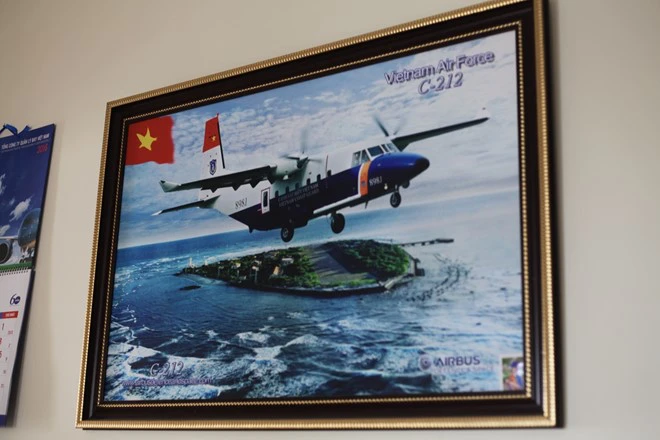 
Bức tranh máy bay CASA được treo ở nhà anh Chu và nhiều đồng đội trong tổ bay gặp nạn. Ảnh: Ngân Giang.
