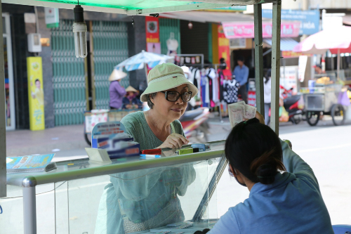 Nghệ sĩ Trang Thanh Xuân với công việc bán vé số ở chợ Rạch Ông.