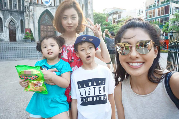 
Jennifer Phạm và em gái Jacqueline Phạm trở nên nhí nhảnh khi chụp ảnh kỷ niệm cùng hai thiên thần Bảo Nam và bé Na.
