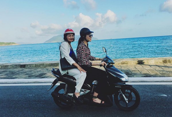 Người đẹp Nam Định thích thú chở mẹ đi dạo biển bằng xe máy