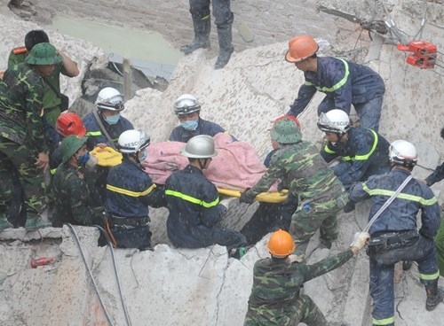 Lực lượng cứu hộ giải cứu các nạn nhân vụ sập nhà trên phố Cửa Bắc sáng 4/8. Ảnh: Nguyễn Hoàn.