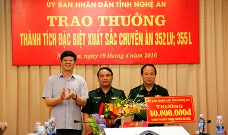 Lãnh đạo UBND tỉnh Nghệ An trao thưởng cho đại diện các Ban chuyên án.