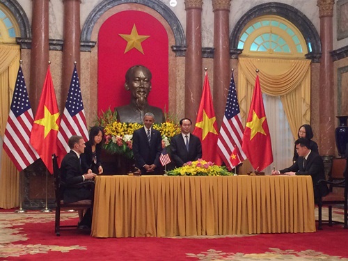 Lễ ký biên bản ghi nhớ giữa Bộ Công thương và GE, trước sự chứng kiến của Tổng thống Mỹ Obama và Chủ tịch nước Trần Đại Quang. Ảnh: GE