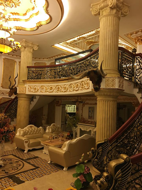 Căn biệt thự mới của Lý Nhã Kỳ được trang trí theo phong cách Hoàng gia, tone vàng sang trọng. Hai bên là cầu thang dẫn lên tầng 2, trong đó tay vịn cầu thang được trạm trổ hoa văn tinh xảo.