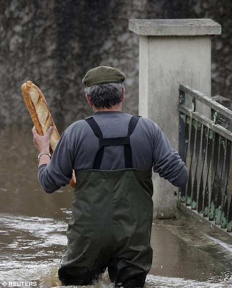 
Cư dân thị trấn Chalette-sur-Loing, Pháp mua bánh mì chống đói. Ảnh: REUTERS

