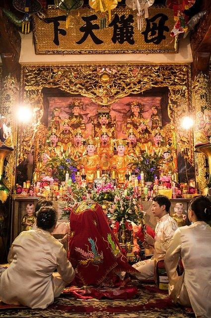 
Mẹ chồng phung phí tiền của vào hầu đồng khiến con dâu mệt mỏi. (Ảnh minh họa)
