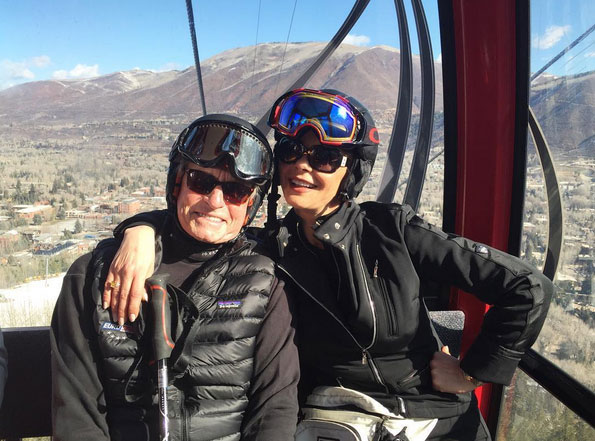 
Nam diễn viên đi cáp treo ngắm cảnh và chơi trượt tuyết cùng vợ.
