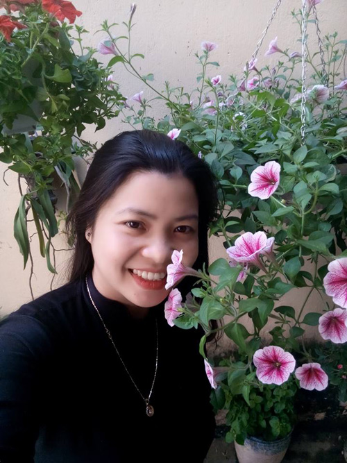 Chị Nguyễn Minh Nguyệt yêu thích hoa cỏ từ nhỏ