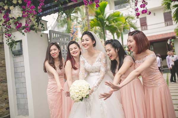
Dàn phù dâu diện váy màu hồng phấn, hào hứng chờ giây phút cô dâu tung bó hoa cưới lên để tìm người tiếp theo lên xe hoa.
