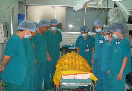 Các bác sĩ kính cẩn cuối đầu trước thi thể bệnh nhân hiến mô tạng