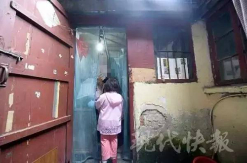 
Căn phòng trọ dột nát của chị Liu và cô con gái bị bệnh thận.
