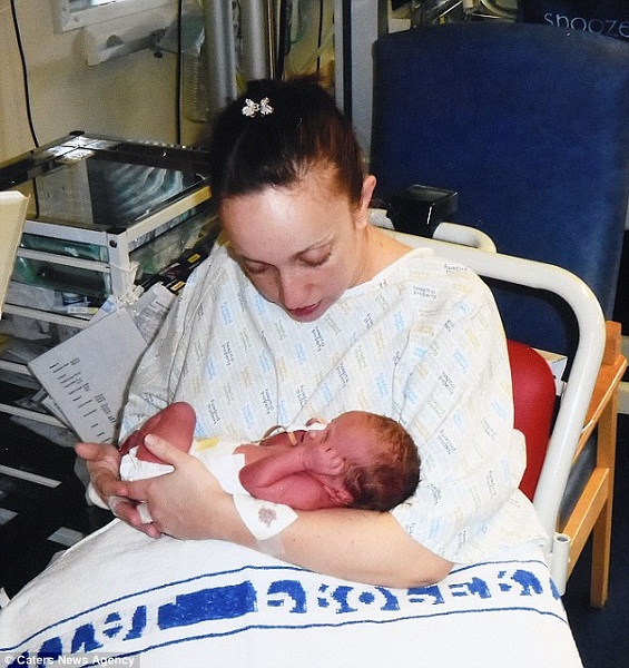 
5 năm sau đó, cô sinh bé trai thứ 2 ở tử cung bên phải.
