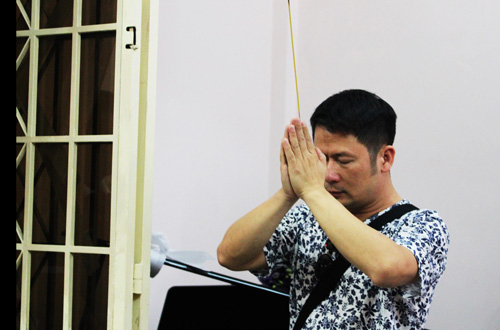 
Ca sĩ Bằng Kiều mắt đỏ hoe thương tiếc người nhạc sĩ hiền lành và hòa nhã của làng nhạc Việt.

