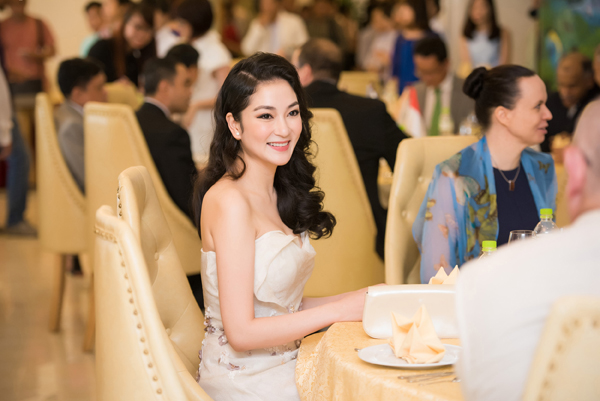 
Hoa hậu ủng hộ sự kiện vì muốn góp phần giới thiệu hang động kỳ vĩ của tỉnh Quảng Bình đến với bạn bè quốc tế.
