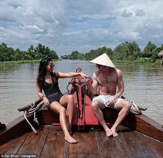 
Zac Efron và bạn gái tại Việt Nam.
