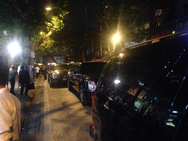 Tới 19h45, hai chiếc Cadillac The Beast của Tổng thống Mỹ rời khách sạn Marriott (Mỹ Đình) mà không có quốc kỳ trên đầu xe như khi ông tham dự các hoạt động chính thức. Đi trước và sau hai Quái thú là 10 chiếc xe hộ tống hướng về trung tâm Hà Nội.