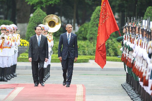 Chủ tịch nước Trần Đại Quang và Tổng thống Mỹ Barack Obama duyệt đội danh dự. Ảnh: Giang Huy