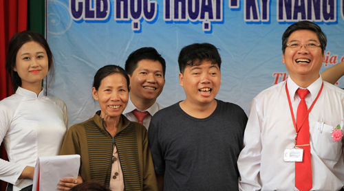 Tiến sĩ Trần Đình Lý (ngoài cùng bên phải) và hai mẹ con anh Tú trong một cuộc gặp gỡ mới đây. Ảnh: Mạnh Tùng