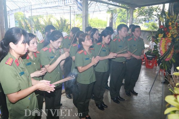 Đồng đội là những chiến sĩ công an dâng nén hương tiễn biệt đồng chí đồng đội-người mẹ trẻ về nơi cõi vĩnh hằng