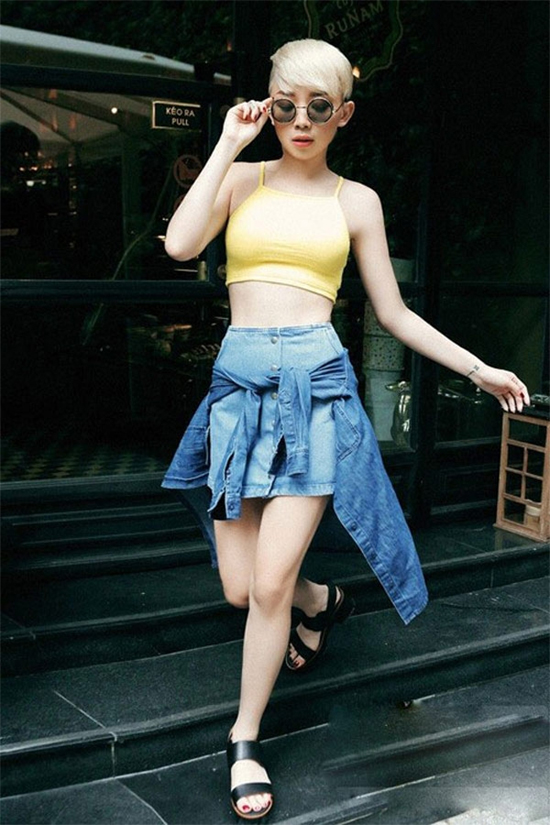 Cá tính, hiện đại và mang chút phong khoáng là cách mix chân váy denim với áo dây crop top, áo sơ mi thắt ngang eo của Tóc Tiên. Cô nàng muốn khẳng định phong cách chất lừ thì đây là set đồ đáng học hỏi đấy.