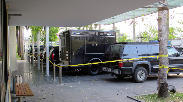 
Đoàn xe bảo vệ tổng thống Mỹ đậu trong khu vực được bảo an chặt chẽ.
