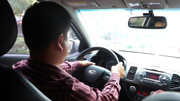 Mọi người cứ suy đoán ầm ĩ lên, nhưng sự thực thì anh lái xe taxi chỉ tiện đường đón con đi học về thôi.