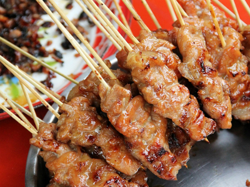 Giữa thời tiết lạnh gi&aacute;, cắn miếng thịt xi&ecirc;n n&oacute;ng hổi&nbsp;sẽ gi&uacute;p bạn bớt đi cảm gi&aacute;c lạnh. Ảnh:&nbsp;Naungon