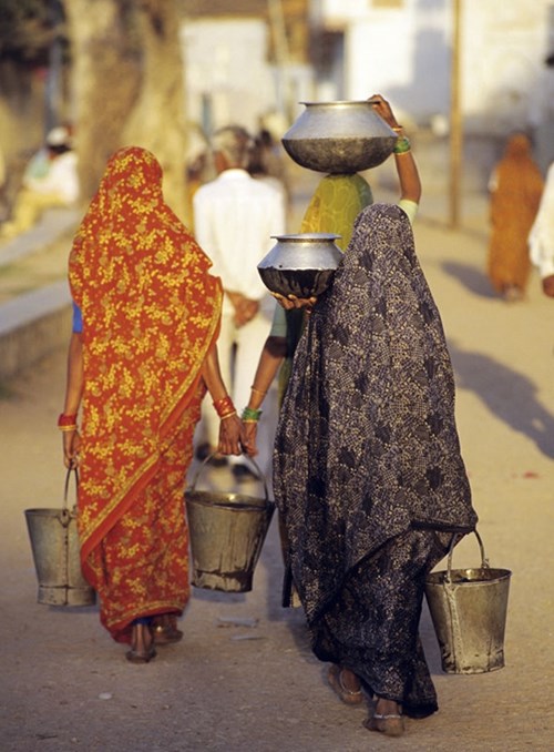 
Kể từ khi có giếng do anh Tajne đào, phụ nữ Dalit trong làng được lấy nước miễn phí.
