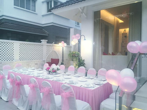Bàn tiệc cũng được trang trí đầy sắc hồng dịu nhẹ.