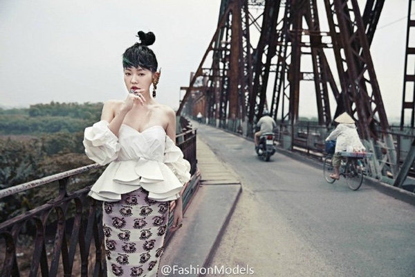 
Bộ ảnh chủ yếu được thực hiện tại cầu Long Biên và trên những con phố cổ Hà Nội. Khán giả Việt Nam chắc chắn sẽ rất thích thú khi bắt gặp nhiều hình ảnh quen thuộc của thủ đô trong những shoot hình của Tiểu S.
