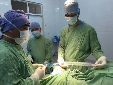 Bác sỹ Chính trong một ca phẫu thuât thay khớp cho bệnh nhân tại Bệnh viện Đa khoa tỉnh Khánh Hòa
