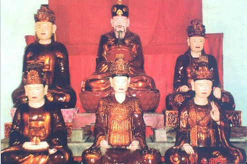 Bộ tượng vua Lê Thần Tông và các bà vợ sau khi được sơn lại. Ảnh tư liệu