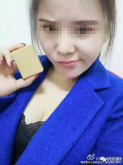 
Cô gái trẻ và miếng bánh xà phòng làm từ mỡ mình - món quà tặng độc đáo mà cô gửi bạn trai cũ. Ảnh: Weibo
