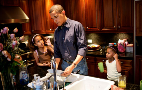 
Obama thừa nhận công việc Tổng thống giúp ông trở thành người cha tốt hơn.Ảnh: Callie Shell/Aurora photos.
