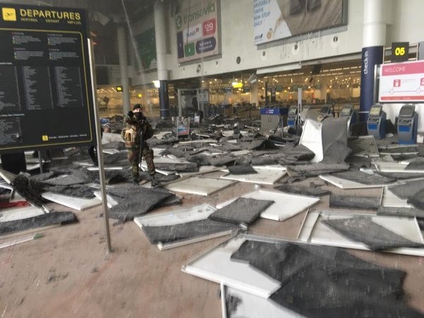 Cảnh tượng đổ nát tại sân bay Zaventem ở thủ đô Brussels, Bỉ. Ảnh: Twitter Conflicts News