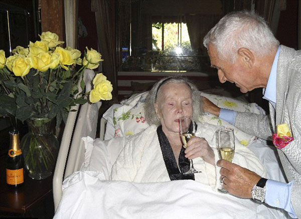 &Ocirc;ng Frederic lu&ocirc;n tận t&acirc;m chăm s&oacute;c vợ d&ugrave; b&agrave; nằm liệt giường nhiều năm nay.