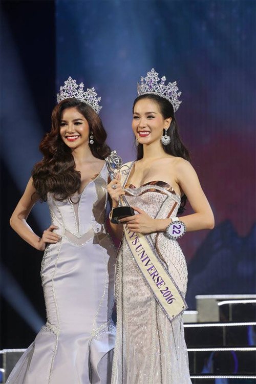 Hoa hậu năm 2014 trao vương miện cho tân Hoa hậu Chuyển giới Thái Lan.