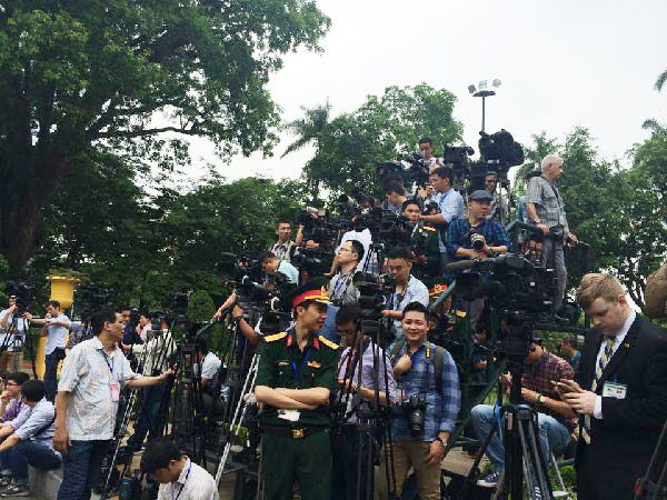 Từ 8h sáng hàng chục phóng viên trong và ngoài nước đã đến Phủ Chủ tịch, chuẩn bị cho lễ đón chính thức. Ảnh: Việt Anh