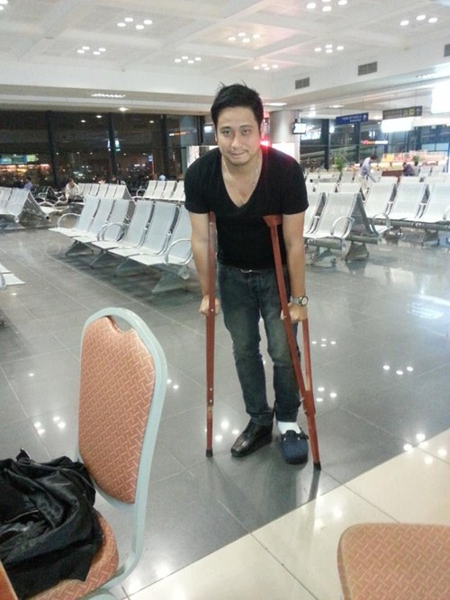 
Diễn viên Minh Tiệp bị chấn thương ở chân sau cú ngã ngựa khi quay hậu trường Cặp đôi hoàn hảo 2013. Anh phải chống nạng để bay từ Hà Nội vào Sài Gòn tham gia chương trình này.
