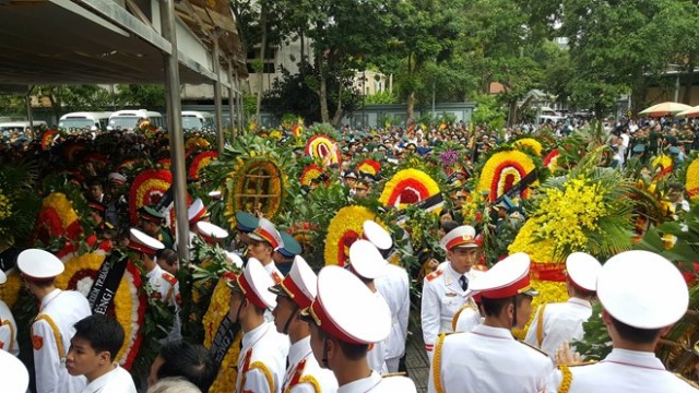 
Hàng trăm đoàn đại biểu xếp hàng dài từ cửa nhà tang lễ ra sân chờ vào viếng.
