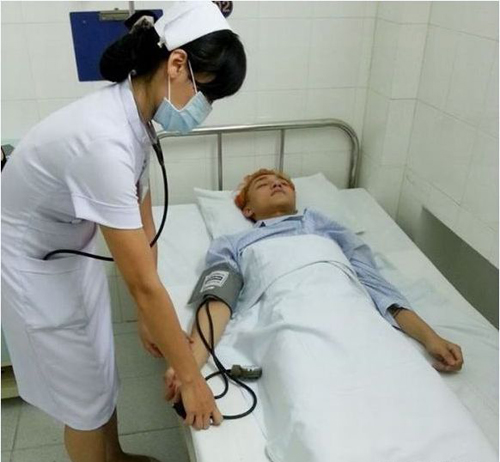 
Nhiều sao Việt khác đã kiệt sức tới mức phải nhập viện trước hoặc sau khi biểu diễn vì lịch trình làm việc quá sức. Trong hình là Sơn Tùng M-TP ngủ thiếp vì kiệt sức trên giường bệnh.
