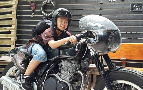 
Cậu con trai cả bị ảnh hưởng bởi sở thích lái mô tô của bố.
