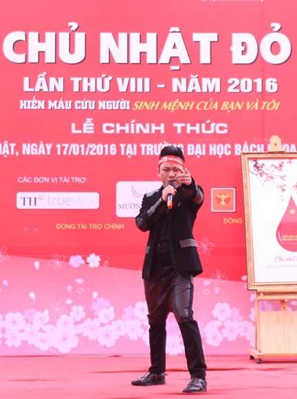 Ca sĩ Tùng Dương là người mở màn cho chương trình giao lưu văn nghệ.