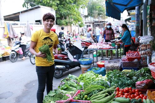 Hồ Quang Hiếu ăn mặc đơn giản với quần jeans, áo thun đi chợ mua thực phẩm về nấu món tủ của anh là bún bò.